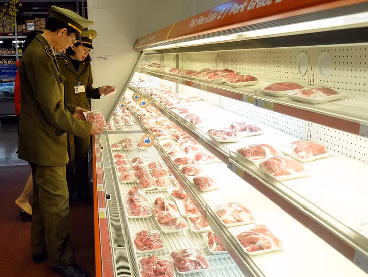 Cán bộ Đội QLTT số 5 kiểm tra hàng hóa tại Trung tâm MM Mega market Hạ Long (Ảnh chụp tháng 1/2020).