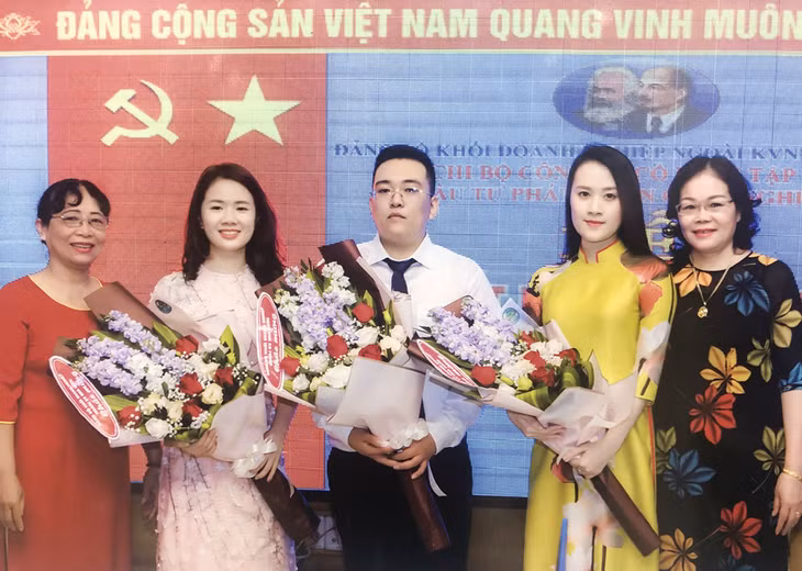 Các đoàn viên ưu tú của Công ty CP Đầu tư và Phát triển TTP được kết nạp vào Đảng tháng 11/2019