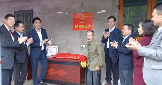 Ông Hoàng Văn Khang, thôn Bắc Cáp, xã Đạp Thanh, huyện Ba Chẽ (đứng giữa) vui mừng khi được nhận bàn giao ngôi nhà mới. Ảnh: Ngọc Lợi (Trung tâm TT-VH huyện Ba Chẽ)