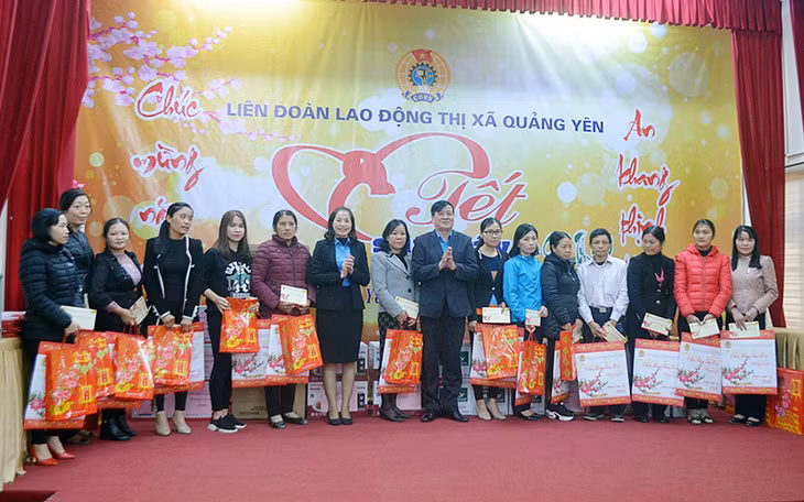 LĐLĐ TX Quảng Yên trao tặng suất quà cho công nhân trên địa bàn tại trong chương trình 