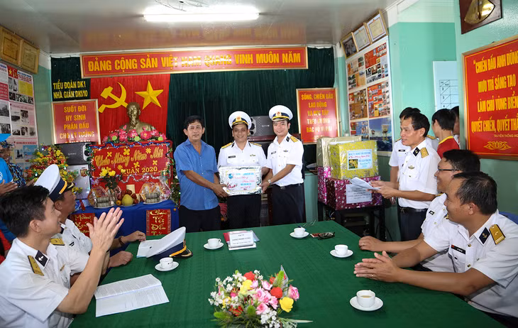 Lãnh đạo đoàn công tác tặng quà từ đất liền cho cán bộ, chiến sĩ Nhà giàn DK1/10;