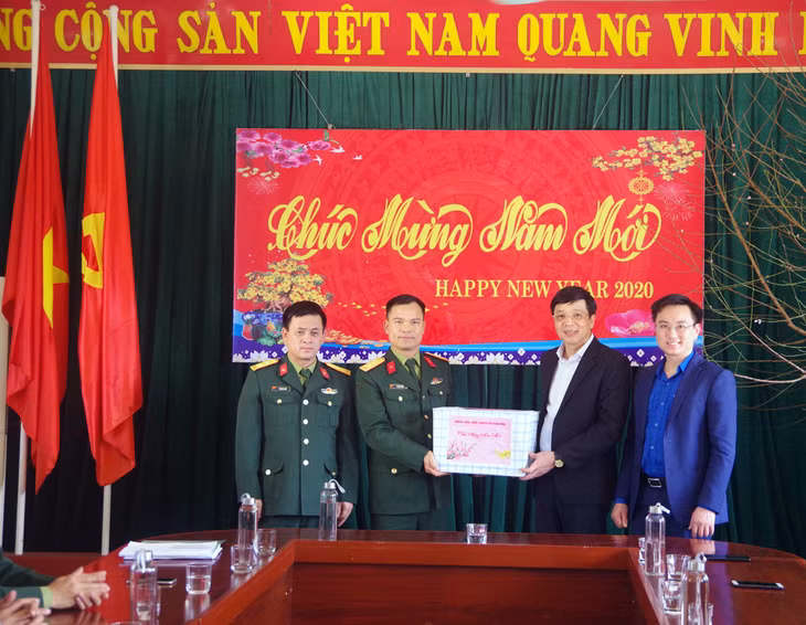 Đồng chí Phó Chủ tịch HĐND tỉnh cùng đoàn công tác tặng quà Tết Ban chỉ huy quân sự huyện Cô Tô.