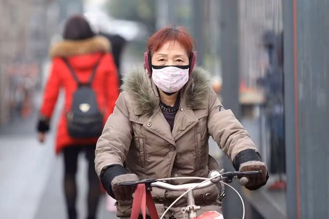 Người dân Trung Quốc đeo khẩu trang để phòng bệnh viêm phổi lạ. Ảnh: epa.