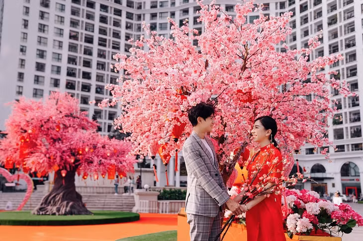 Không khó để kiếm được những góc chụp rực rỡ mang không khi Têt ngập tràn như thế này. Các bạn trẻ cũng đặc biệt chọn áo dài từ Magonn, Emspo để những tấm hình check-in Tết thêm chất lừ