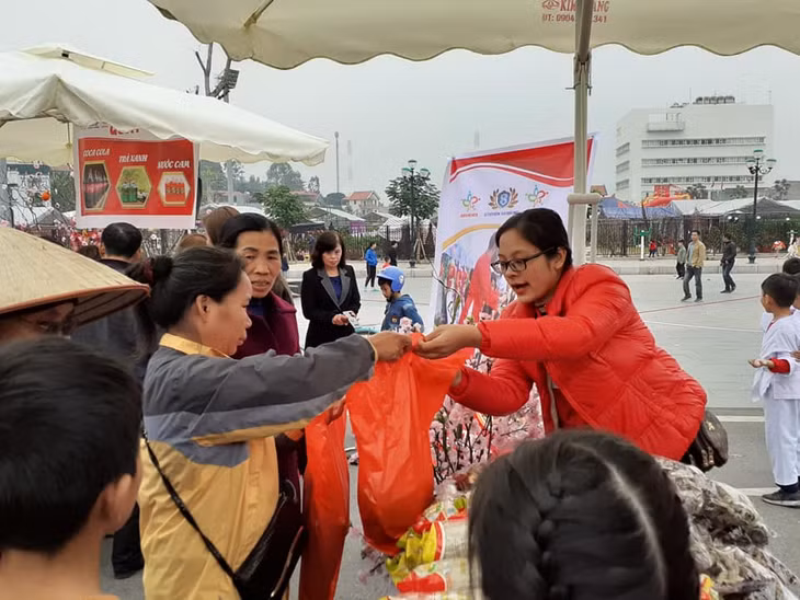 Năm nay, số lượng hộ nghèo được tham gia phiên chợ đã tăng lên nhiều, với 231 hộ