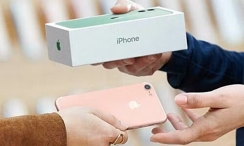 Apple nổi tiếng với các chương trình "thu cũ, đổi mới" mỗi khi iPhone mới ra mắt. Giá thu mua của hãng công khai và sản phẩm sau khi mua được bán lại dưới mác hàng "Refurbished". Ảnh: Apple.