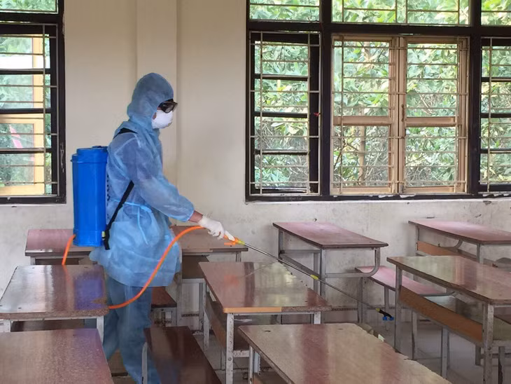 Huyện Hải Hà thực hiện phun thuốc khử trùng tại các trường học trên địa bàn huyện, trước khi bước vào ngày học của các em học sinh sau nghỉ tết Nguyên đán Canh Tý 2020.
