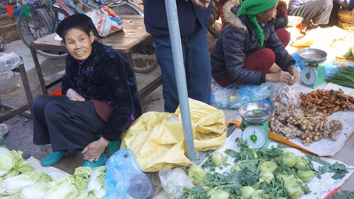 Rau dưa trồng trên núi cao, những sản vật địa phương được bày bán ở chợ.
