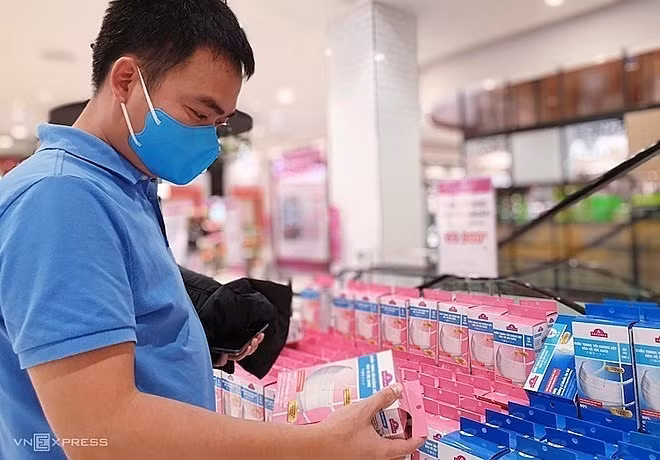 Một khách hàng chọn mua khẩu trang tại siêu thị. Ảnh: Minh Anh.