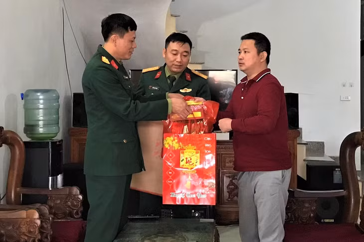 Ban CHQS huyện Đầm Hà tặng quà cho gia đình anh Ngô Tùng Giang, thôn Yên Hàn, xã Đầm Hà trước thềm năm mới 2020.