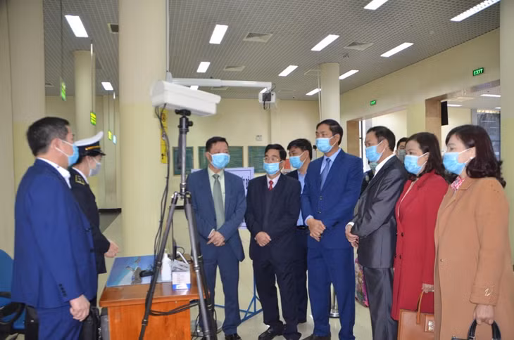 Bí thư Thành ủy Móng Cái Lê Văn Ánh cùng các đồng chí lãnh đạo thành phố kiểm tra công tác phòng dịch tại cửa khẩu Quốc tế Móng Cái trong sáng mùng 1 Tết Canh Tý