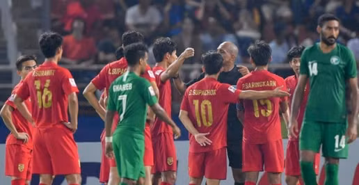  Trọng tài Al-Kaf quyết định cho U23 Saudi Arabia hưởng quả 11m sau khi tham khảo ý kiến từ tổ VAR.