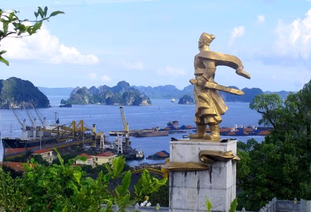 Tượng đài Hưng Nhượng Vương - Trần Quốc Tảng sừng sững trên một ngọn đồi cao nhất bên cạnh Đền, hiển hách, vững vàng, hiên ngang nơi vùng Đông Bắc tổ quốc.