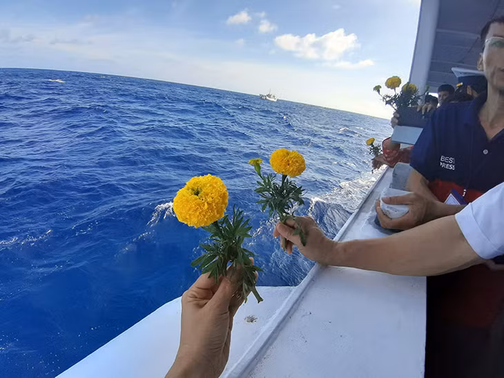 Thả hoa cúc nhớ về cán bộ, chiến sỹ hải quân hy sinh trên vùng biển phía Nam.