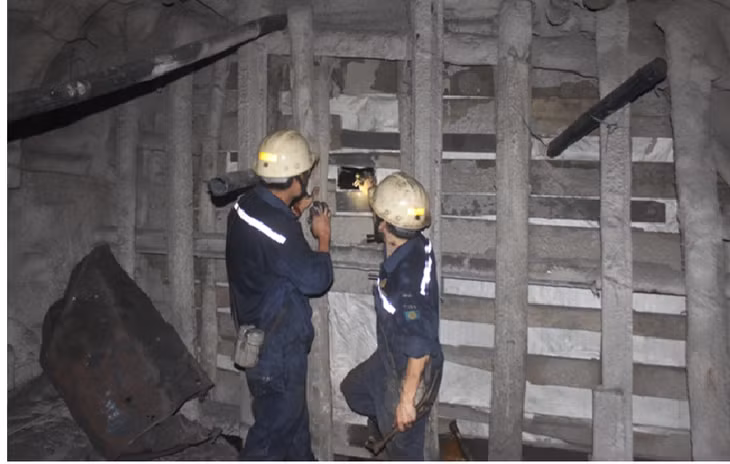 Thi công tường chắn cách ly sử dụng vật liệu tro bay để kiểm soát khí mỏ tại Công ty Than Hà Lầm.