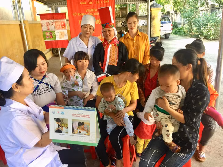 Hội KHHGĐ tỉnh tuyên truyền các kiến thức về nuôi con nhỏ cho phụ nữ xã Quảng Sơn, huyện Hải Hà.