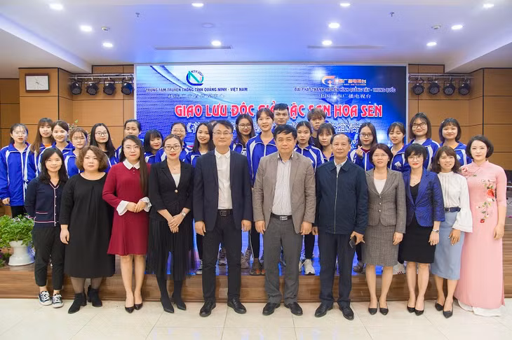 Các đại biểu cuộc Hội đàm chụp ảnh lưu niệm.
