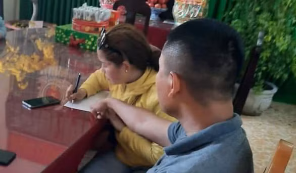  Cơ quan chức năng tỉnh Bình Thuận làm việc với bà Nguyễn Thị Liên Dung. người đăng tin sai sự thật về số người bị nhiễm virus corona - Ảnh: Tuổi Trẻ