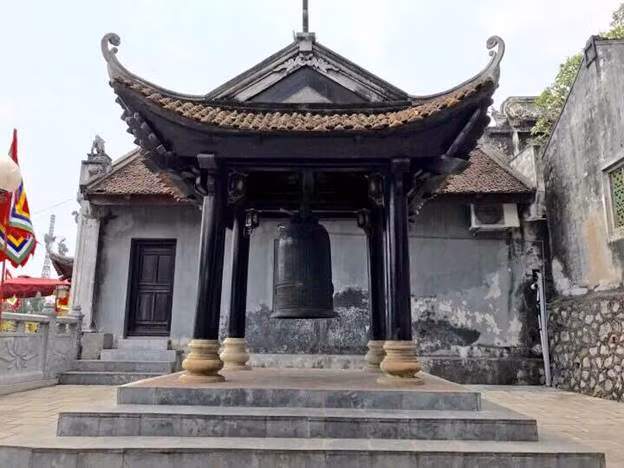 Tháp chuông trong ngôi Đền thường vang lên tiếng chuông vỗ vào trùng dương, dội vào rừng xanh tạo thành thứ âm thanh trầm bổng, ngân nga, vang vọng... như một bản hòa tấu mà ít nơi nào có được.