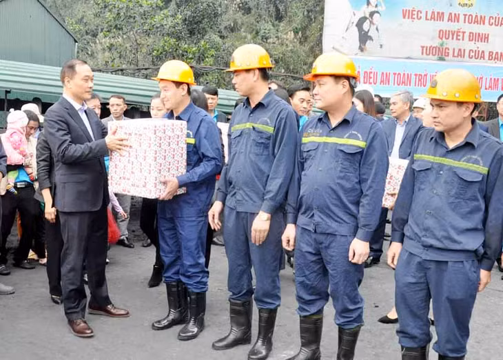 Đồng chí Vũ Hồng Thanh, Ủy viên T.Ư Đảng, Uỷ viên BTV Quốc hội, Chủ nhiệm Ủy ban Kinh tế của Quốc hội, ĐBQH tỉnh tặng quà Tết cho các tập thể, cá nhân có thành tích xuất sắc trong năm 2019 của Công ty Than Uông Bí – TKV