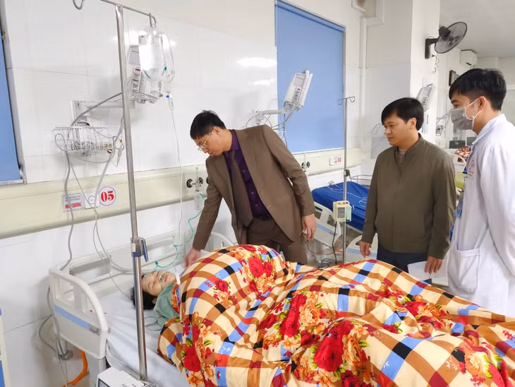 Lãnh đạo huyện và TTYT huyện Hải Hà thăm, chúc Tết bệnh nhân đang điều trị nội trú tại Trung tâm đêm 30 Tết.
