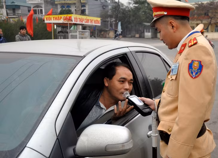 Kiểm tra nồng độ cồn đối với người điều khiển phương tiện ô tô tại TP Hạ Long,