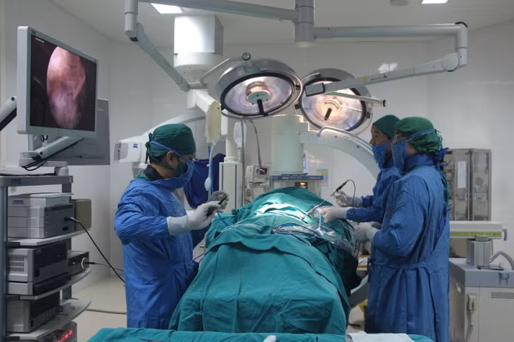 Bệnh viện Bãi Cháy áp dụng phương pháp phẫu thuật nội soi cột sống lối bên lấy nhân thoát vị đĩa đệm. (Ảnh của Bệnh viện Bãi Cháy)