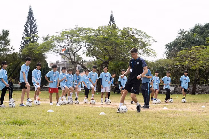 Bên cạnh các bài học trong nhà, các học viên còn được thực hành dưới sự hướng dẫn của các Huấn luyện viên đến từ CLB Man City.