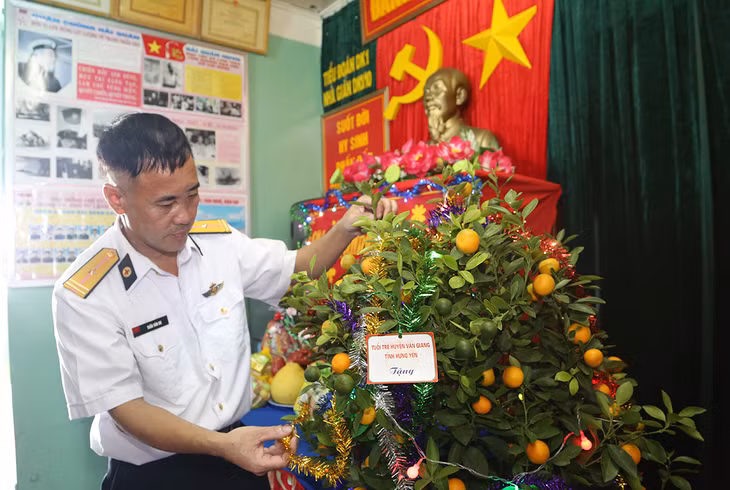 Thiếu tá QNCN Trần Văn Du, Nhân viên Quân y Nhà giàn DK1/10 trang trí cây quất vừa được chuyển từ đất liền ra;