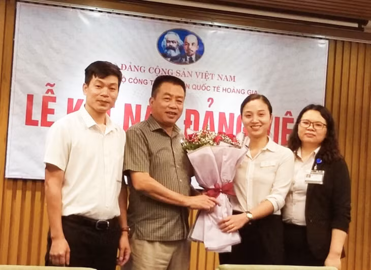 Ông Vương Quốc Việt tặng hoa chúc mừng các đoàn viên công đoàn được kết nạp Đảng.