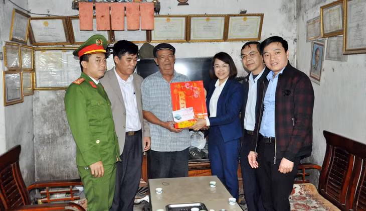 Thăm, tặng quà Tết gia đình ông Nịnh Văn Bảo, thôn Thán Phún, xã Bắc Sơn, Móng Cái.