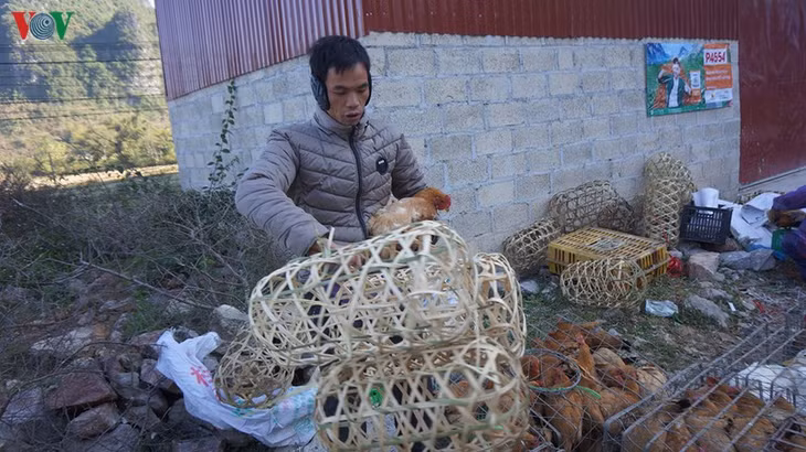 Giống như nhiều địa phương ở Cao Bằng, chợ Thông Huề họp 5 ngày một phiên, vào các ngày 2 và 7 theo lịch dương. Cư dân bản địa, đông nhất là người Tày và người Nùng mang đến chợ những sản vật địa phương và cùng uống với nhau chén rượu, ăn món bánh cuốn nóng… mua mấy phong bánh khảo làm quà đi chợ cho trẻ em ở nhà…