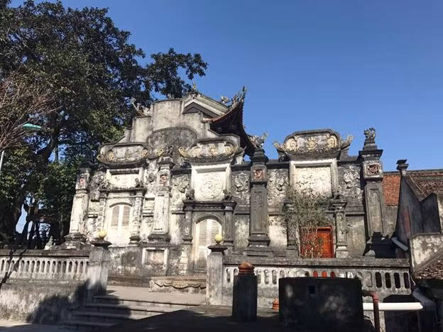 Sau những lần trùng tu ngôi Đền vẫn được giữ gìn nét kiến trúc hoa văn cổ.