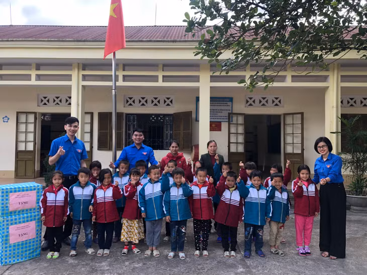 Đoàn thanh niên Sở GTVT tặng quần áo mới, góc học tập và bánh kẹo cho các cháu học sinh điểm trường Phai Lầu, trường Tiểu học Đồng Văn, huyện Bình Liêu.