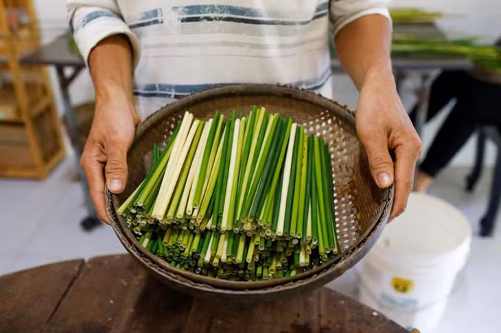 Ống hút làm từ cỏ bàng của Trần Minh Tiến.