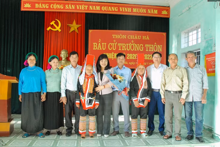 Đồng chí Nguyễn Thị Thu Hà, Bí thư Huyện ủy Đầm Hà, dự lễ bầu cử trưởng thôn tại thôn Châu Hà, xã Quảng Tân, tháng 1/2020.