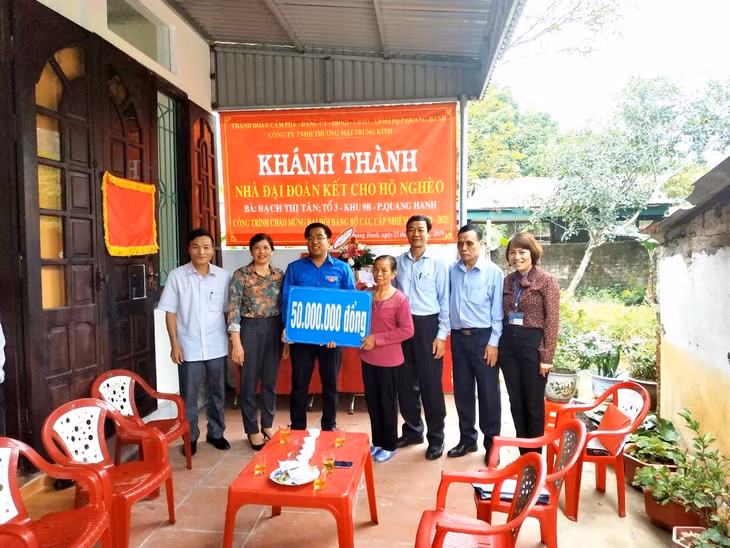 Thành Đoàn Cẩm Phả trao quà hỗ trợ nhân dịp khánh thành nhà đại đoàn kết cho gia đình hộ nghèo ở phường Quang Hanh.