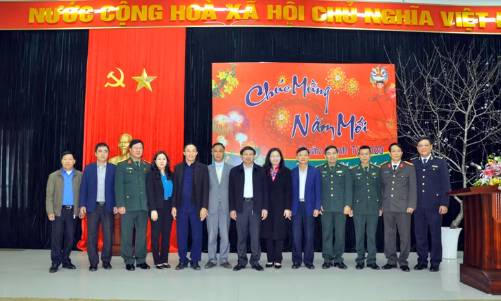 Đồng chí Bí thư Tỉnh ủy, Chủ tịch HĐND tỉnh chúc Tết và chụp ảnh lưu niệm cùng lãnh đạo xã Hoành Mô và đại diện các lực lượng đóng quân trên địa bàn.