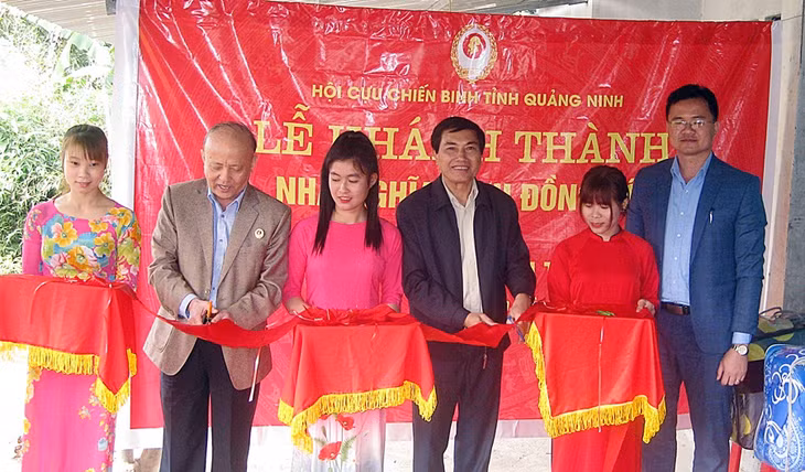 Lãnh đạo Hội CCB tỉnh và Hội Nạn nhân chất độc da cam tỉnh cắt băng khánh thành trao tặng nhà 