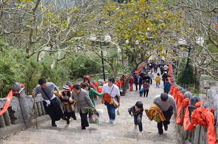 Du khách hành hương về Yên Tử