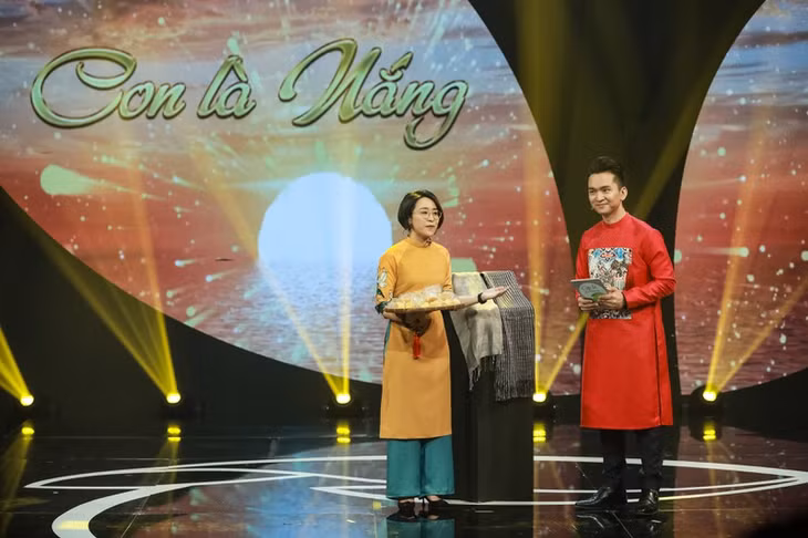 MC Hạnh Phúc là người dẫn chương trình Gala Cặp lá yêu thương Tết Canh Tý.