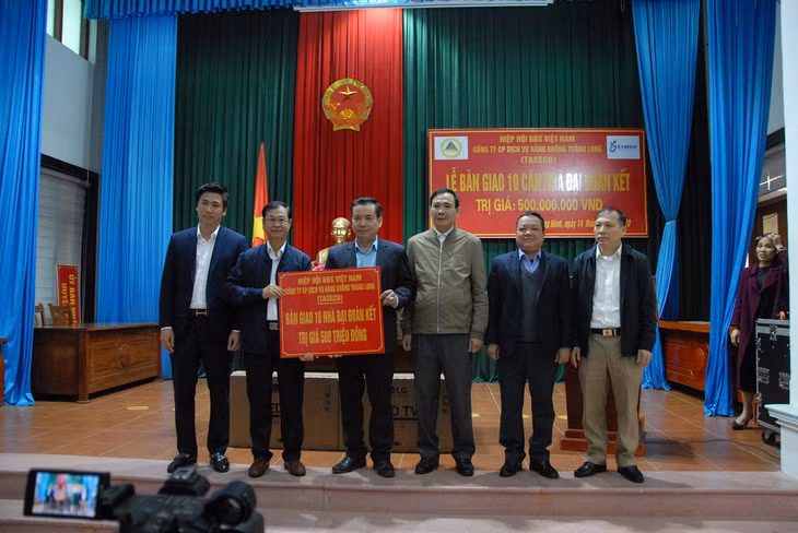Lãnh đạo Ủy ban MTTQ các huyện Bình Liêu, Tiên Yên, Ba Chẽ đại diện nhận bàn giao nhà Đại đoàn kết cho các gia đình hộ nghèo tại địa phương.