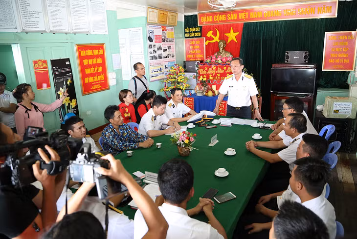Sau hơn 1 tiếng vượt qua nguy hiểm các đại biểu của Đoàn công tác số 2 (Vùng 2 Hải quân) đã có mặt đông đủ trên Nhà giàn DK1/10;