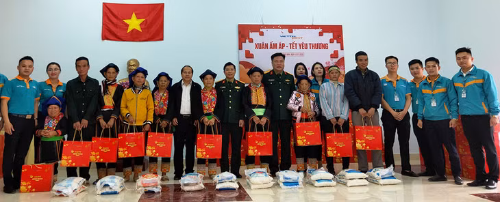 Tổng công ty Cổ phần Bưu chính Viettel, Chi nhánh Bưu chính Viettel Quảng Ninh tổ chức chương trình “ Xuân ấm áp - Tết yêu thương” thăm hỏi, động viên các hộ vừa thoát nghèo trên địa bàn xã Đồn Đạc
