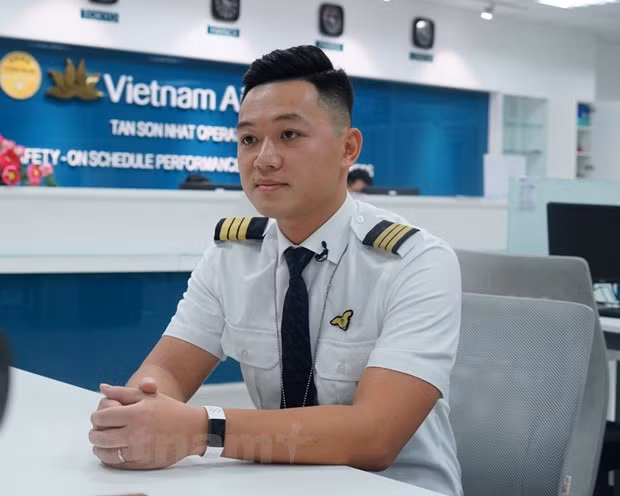 Anh Đặng Ngọc Huy, Cơ phó đội bay Boeing 787-9 Dreamliner của Vietnam Airlines hầu như năm nào cũng bay Tết. (Ảnh: CTV/Vietnam+)