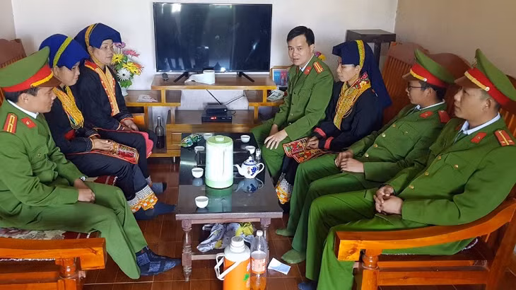 Công an huyện Ba Chẽ tuyên truyền vận động nhân dân trên địa bàn chấp hành tốt chính sách pháp luật nhà nước, đón Tết và năm mới vui tươi lãnh mạnh.
