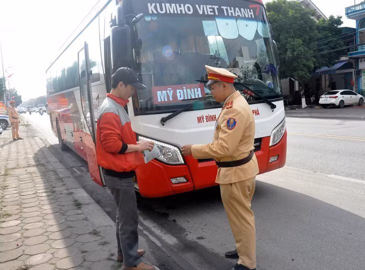 CSGT Công an tỉnh tăng cường kiểm tra, kiểm soát đảm bảo an toàn trật tự giao thông tại địa phương.