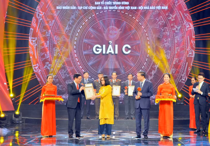 Ban Tổ chức trao 