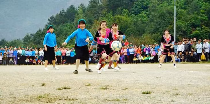Giao hữu bóng đá nữ giữa đội bóng đá xã Hải Sơn (Móng Cái) và xã 