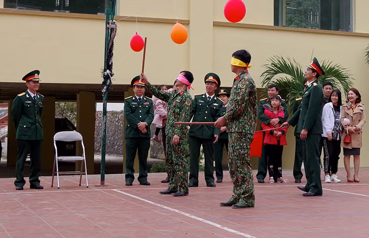 Trò chơi bịt mắt đập bóng nước của cán bộ, chiến sỹ các phân đội trực thuộc.